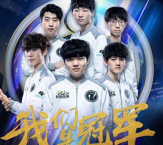 金价下跌不影响秀恩爱！女友晒照戴着数十个金环与哈登十指紧扣